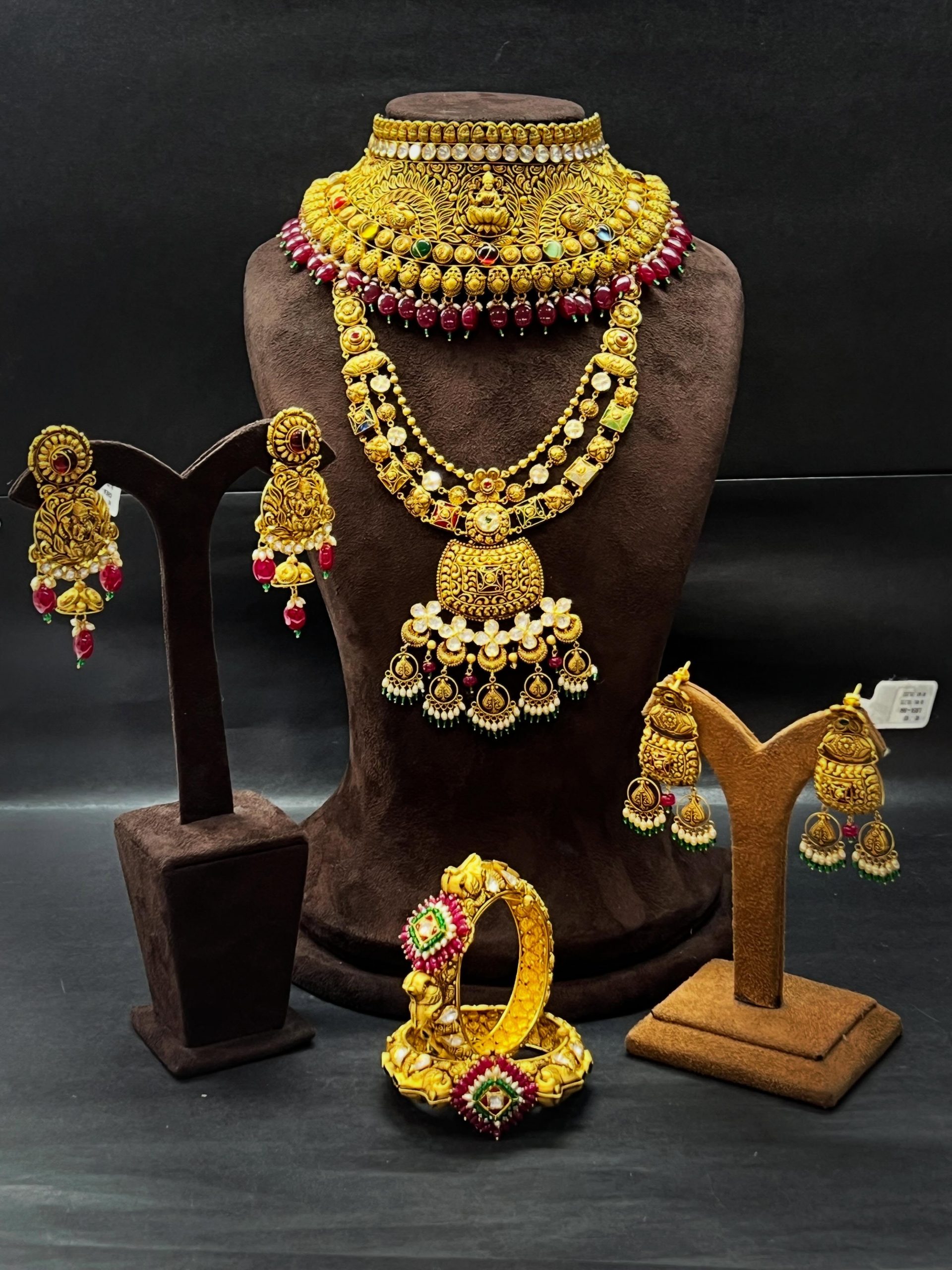 Wedding set
#wedding #antiquejewellery #choker #bangles #earrings